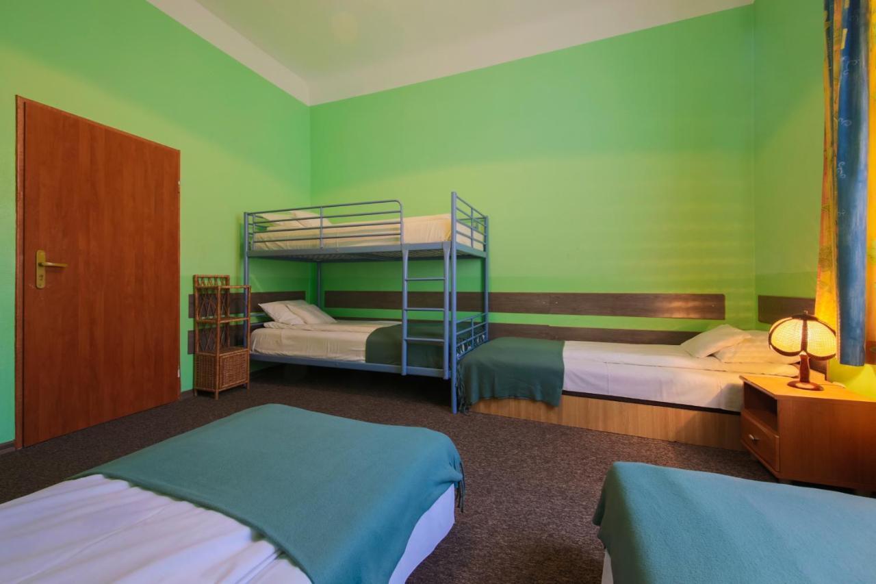 Quintuple Room