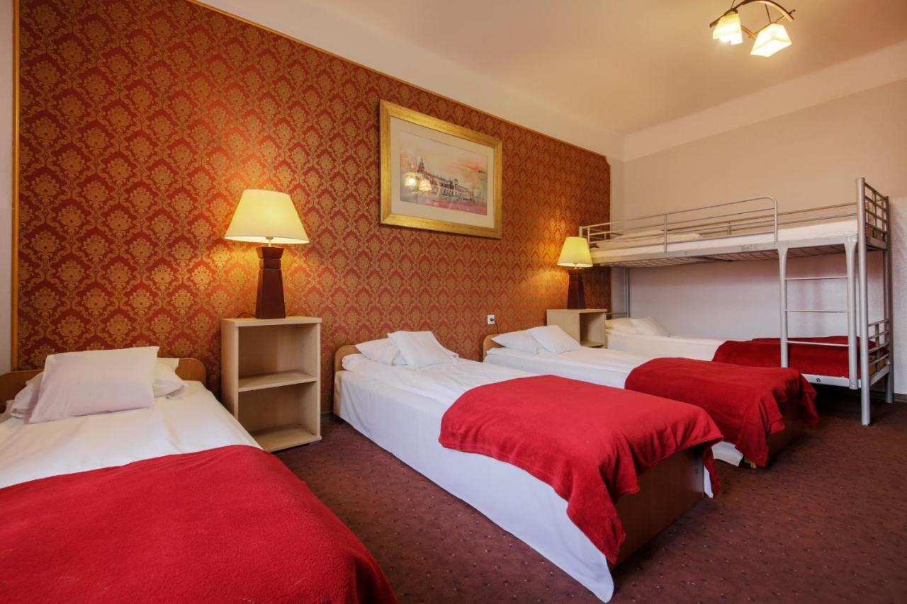 Quintuple Room